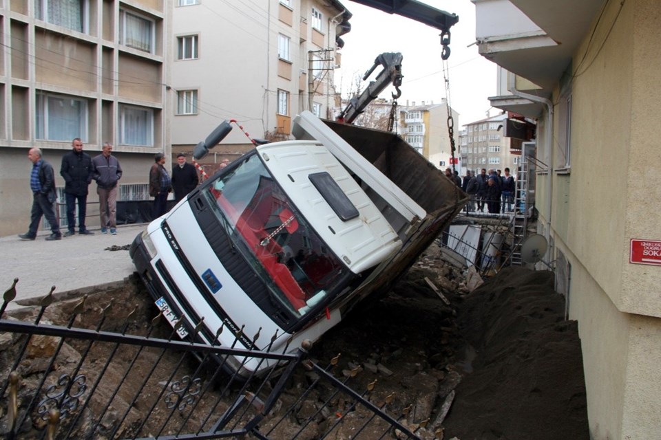 Sivas'ta yol çöktü, kamyon bahçeye devrildi - 2