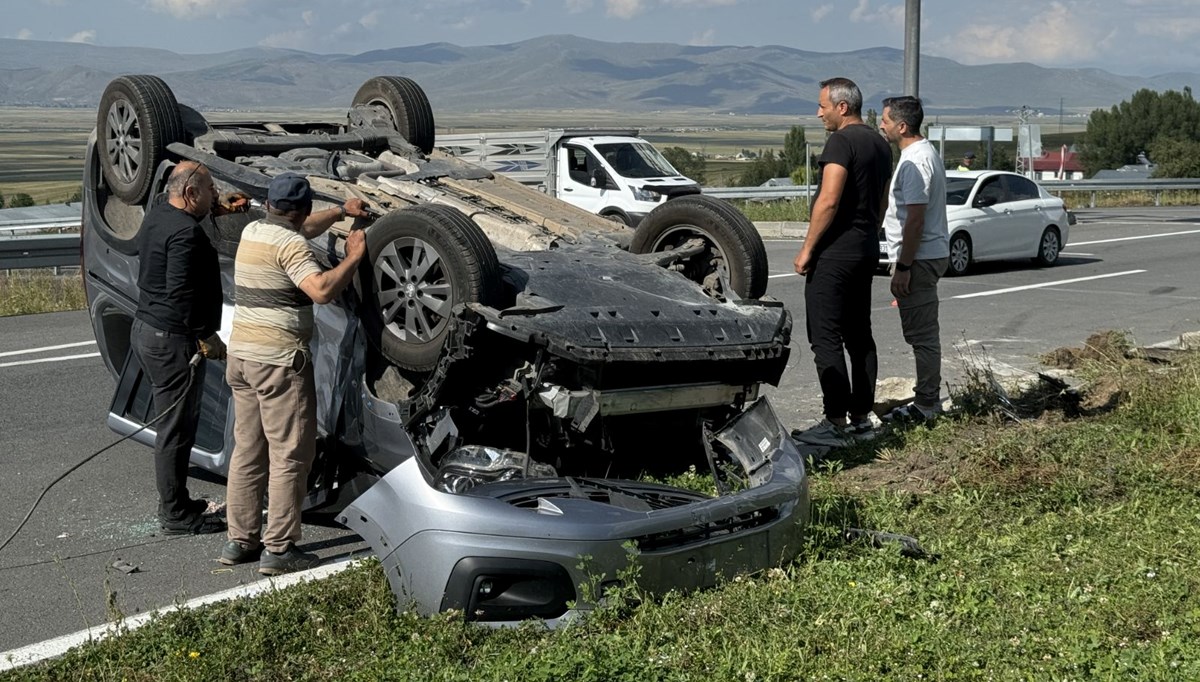 Ardahan'da kamyonet ile otomobil çarpıştı: 7 yaralı