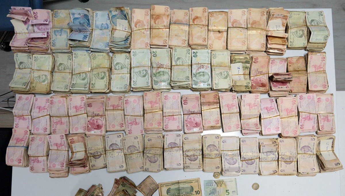 Dilencinin üzerinden 164 bin lira çıktı! 6 zabıta ancak sayabildi Dilencinin üzerinden 164 bin lira çıktı! 6 zabıta ancak sayabildi