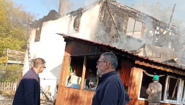 Bolu’da 2 katlı ev küle döndü