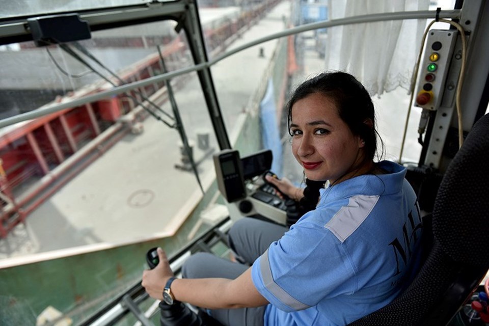 Uluslararası limanın kadın vinç operatörleri - 2