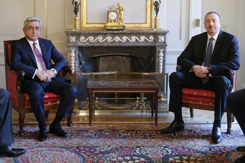 Azerbaycan Cumhurbaşkanı İlham Aliyev (sağda), Ermenistan Devlet Başkanı Serj Sarkisyan (solda) 
