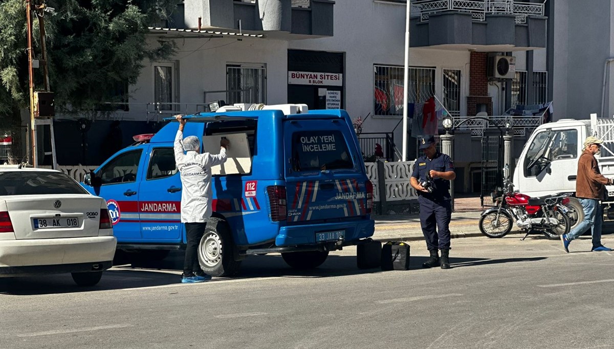 Mersin'de kadın cinayeti: Evde tüfekle eşini öldürüp, otomobilde intihar etti Mersin'de kadın cinayeti: Evde tüfekle eşini öldürüp, otomobilde intihar etti