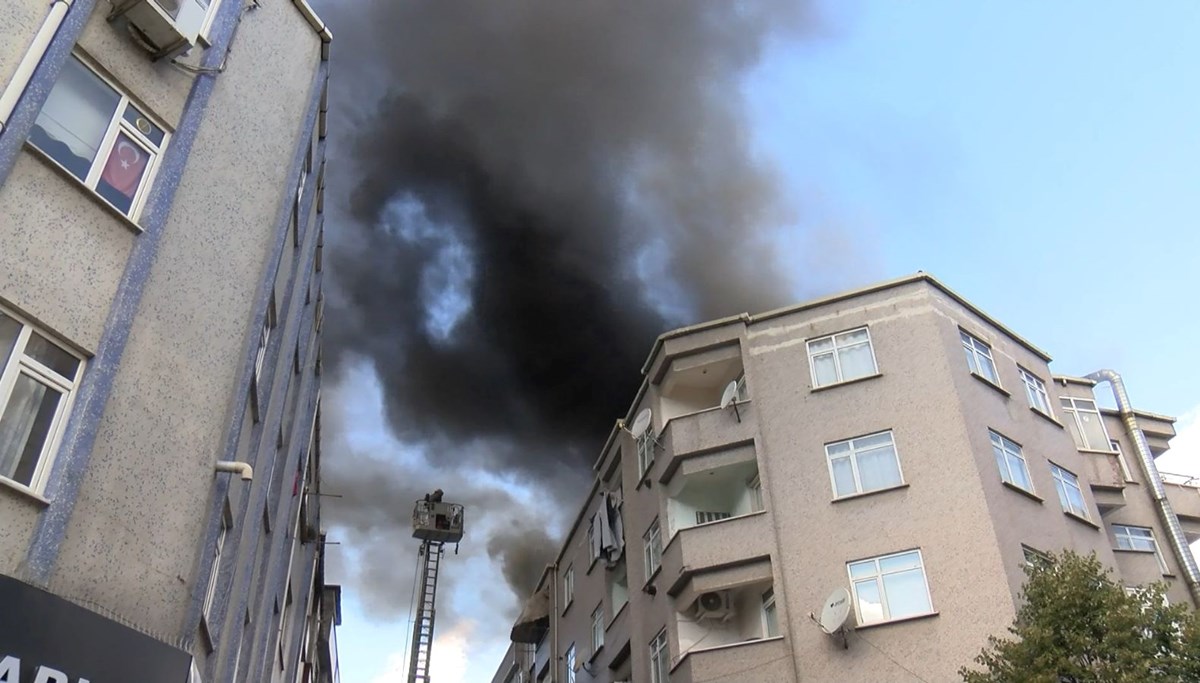 Bağcılar'da beş katlı binada yangın paniği: Fırının bacası çatıyı yaktı!