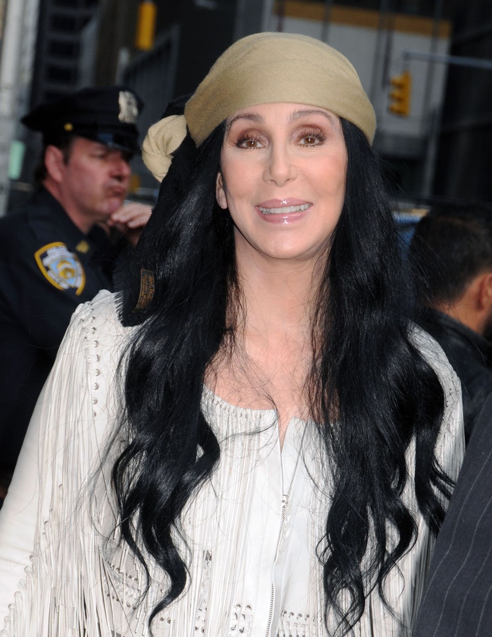 Havalimanı saldırı mesajından sonra Cher’e büyük tepki - 1