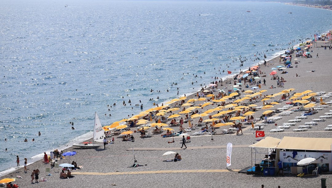 Antalya yanıyor: Sıcaktan bunalanlar sahile koştu