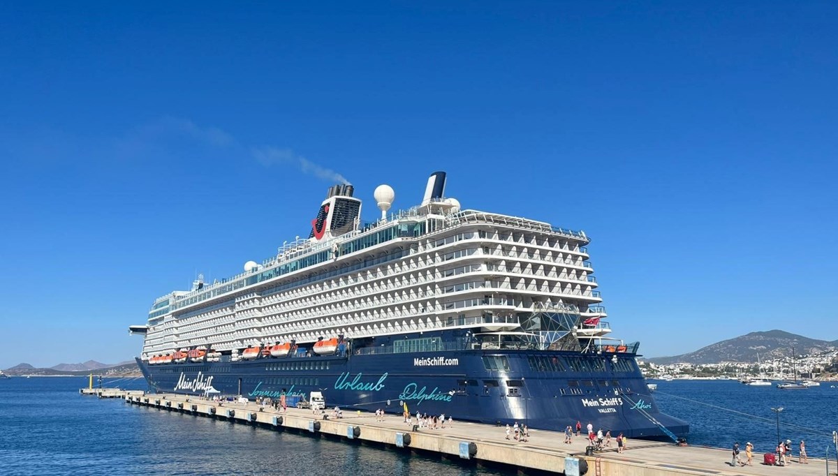 Dev kruvaziyer Bodrum'a geldi