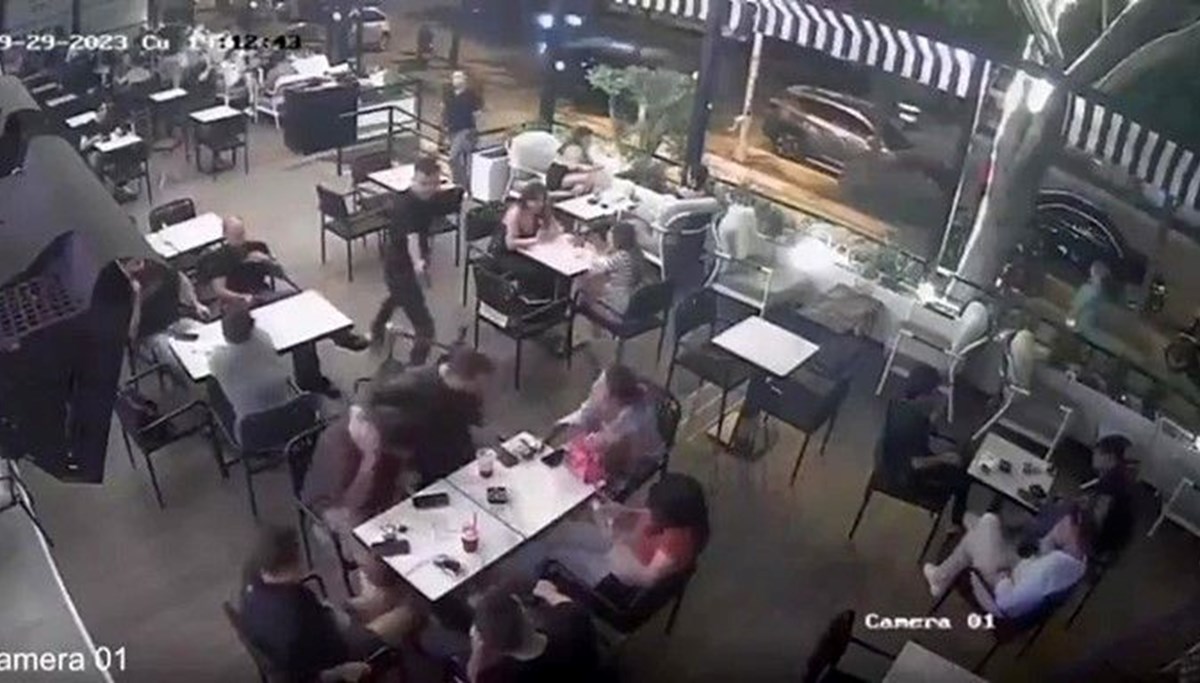 Kafede oturan genci küfrettiği için sırtından vurdu: O anlar kamerada Kafede oturan genci küfrettiği için sırtından vurdu: O anlar kamerada