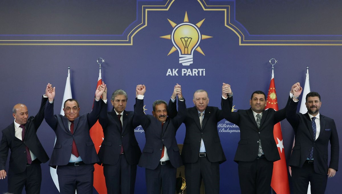 AK Parti'ye geçen belediye başkanları AK Parti'ye geçen belediye başkanları