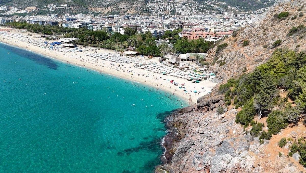 Alanya'da plajlar hala dolu