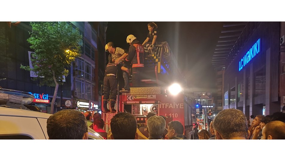 Kavgadan kaçarken alt kattaki balkona düşüp ayağını kırdı