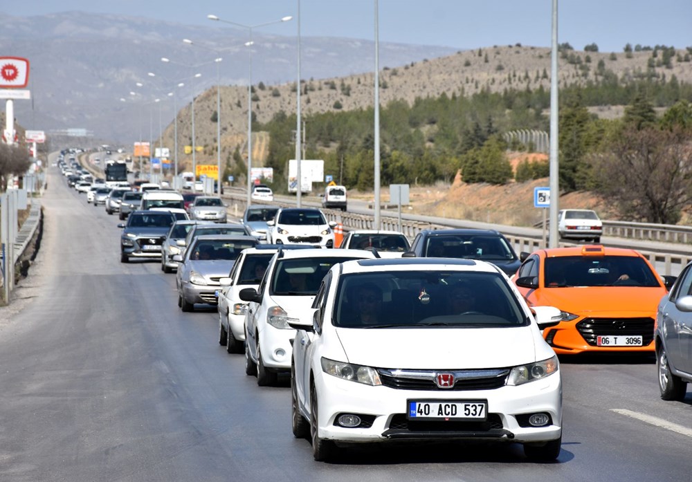 Bayram Tatili Kaosu: Kilit Kavşakta Trafik Tıkanıklığı 72 uiVLlX3pLkCdJqSW7qSJAQ