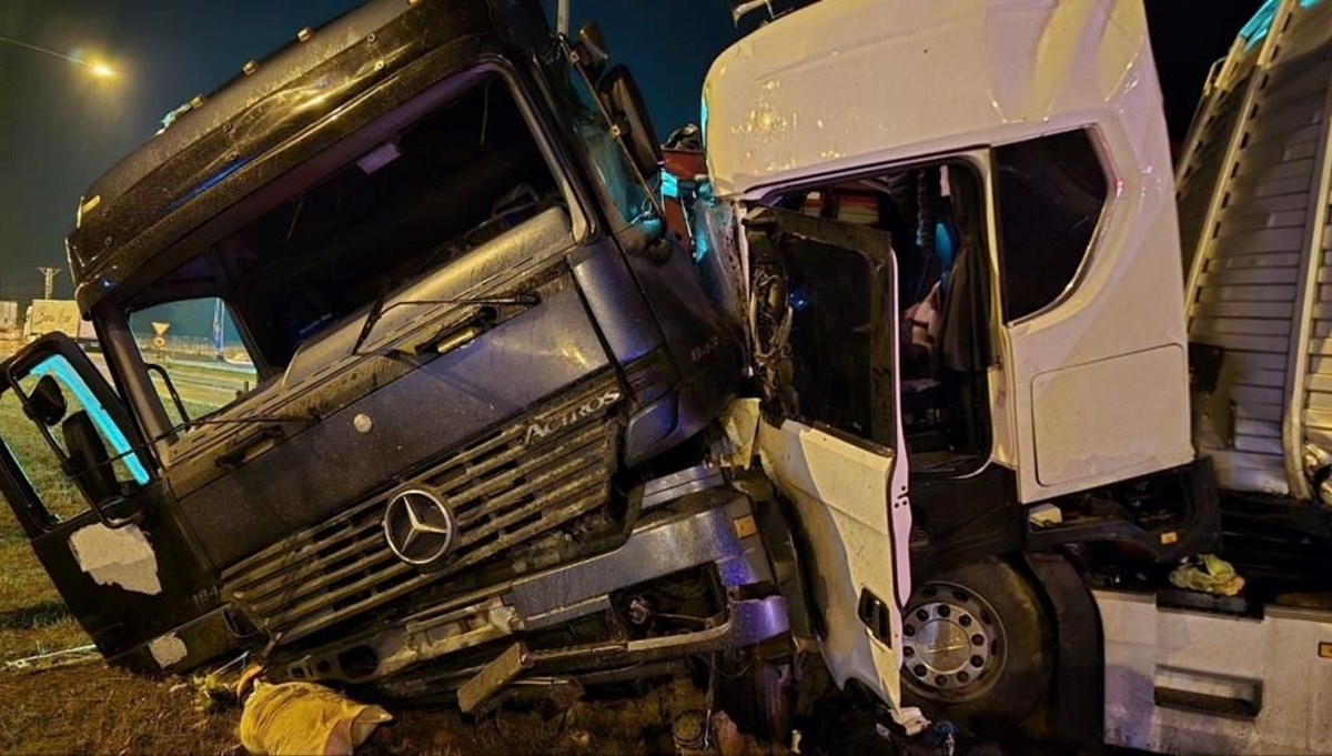 TIR'lar kafa kafaya çarpıştı: Üç yaralı TIR'lar kafa kafaya çarpıştı: Üç yaralı