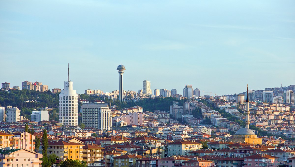 Ankara'da park halindeki araç yandı Ankara'da park halindeki araç yandı