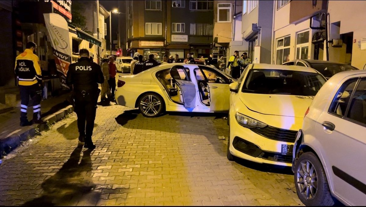 Dur ihtarına uymayan sürücü, park halindeki araçlara çarptı: 2 yaralı Dur ihtarına uymayan sürücü, park halindeki araçlara çarptı: 2 yaralı
