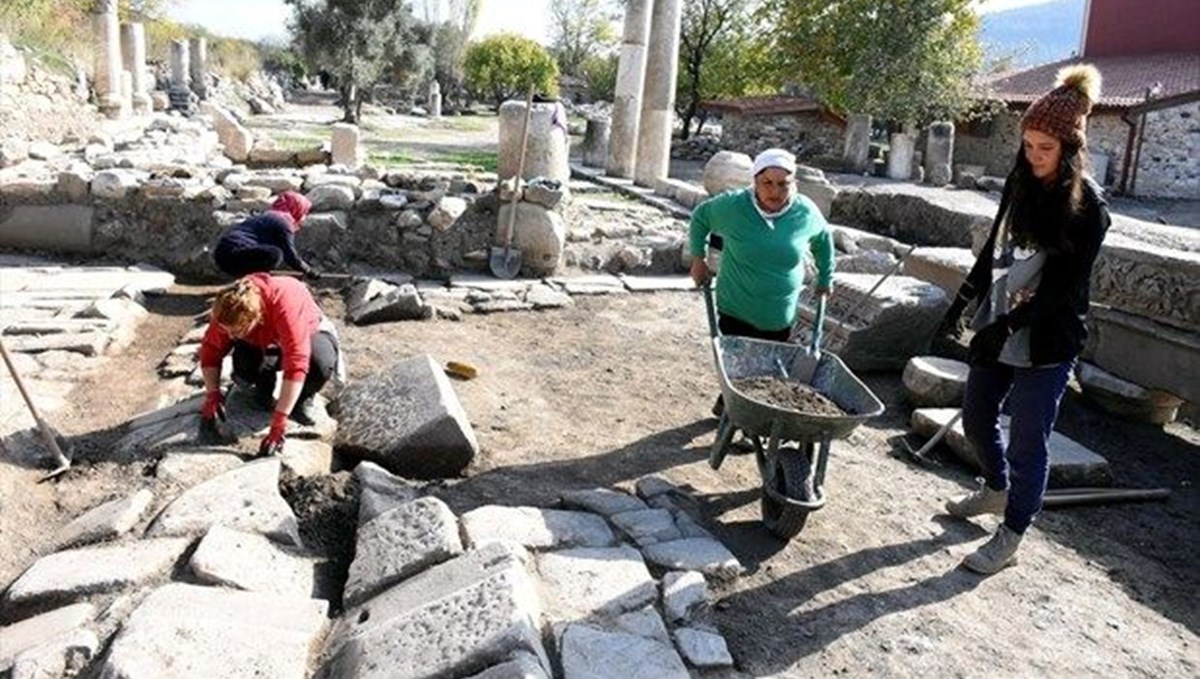 Muğla'nın 'Gladyatörler şehri' Stratonikeia'daki çalışmalara kadın eli değiyor