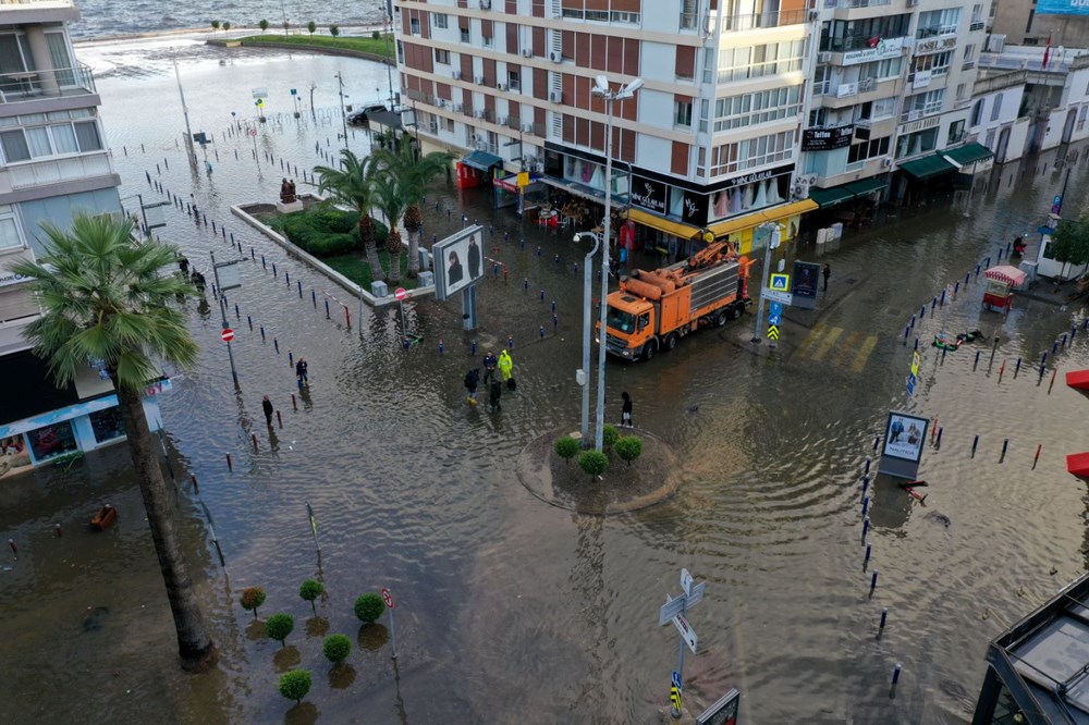 İzmir'i sağanak ve fırtına vurdu: Kıyı şeridi su altında! - 1