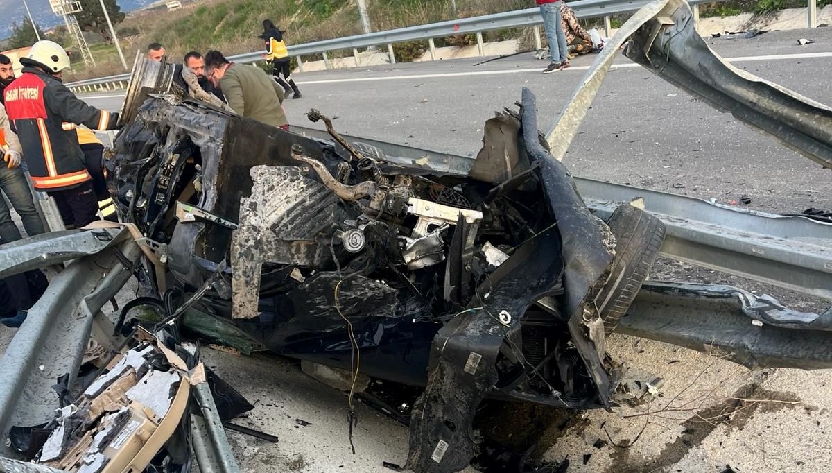 Lastiği patlayan otomobil demir bariyere çarptı: 1 ölü, 3 yaralı