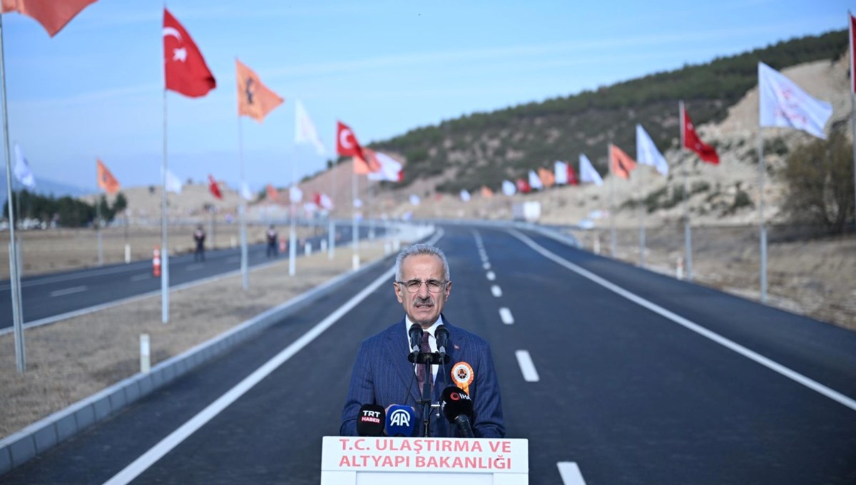 Bakan Uraloğlu: Yeni projelerle Antalya'nın şehir içi trafiği nefes alacak