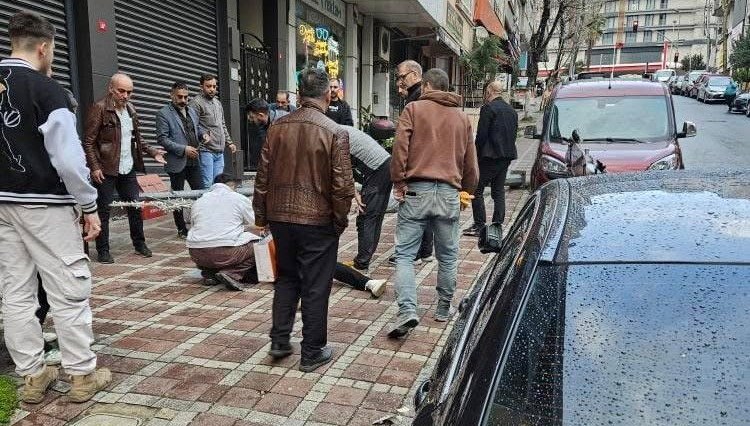 Kaldırımda yürürken üzerine elektrik direği devrildi, ağır yaralandı!