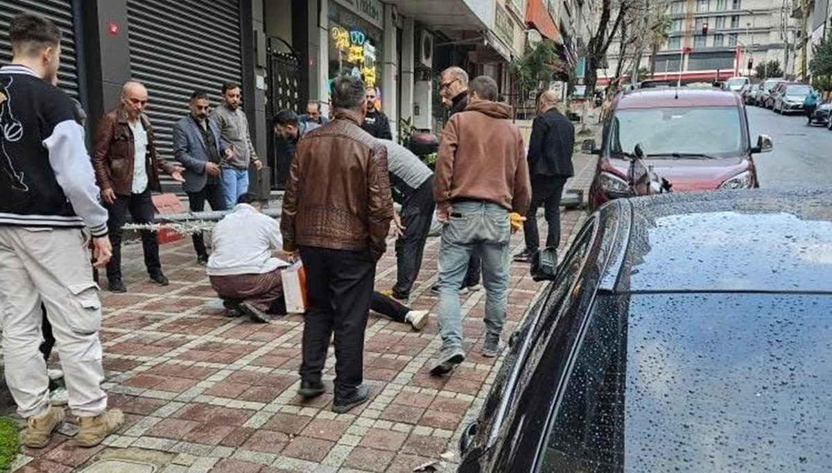 Kaldırımda yürürken üzerine elektrik direği devrildi, ağır yaralandı! Kaldırımda yürürken üzerine elektrik direği devrildi, ağır yaralandı!