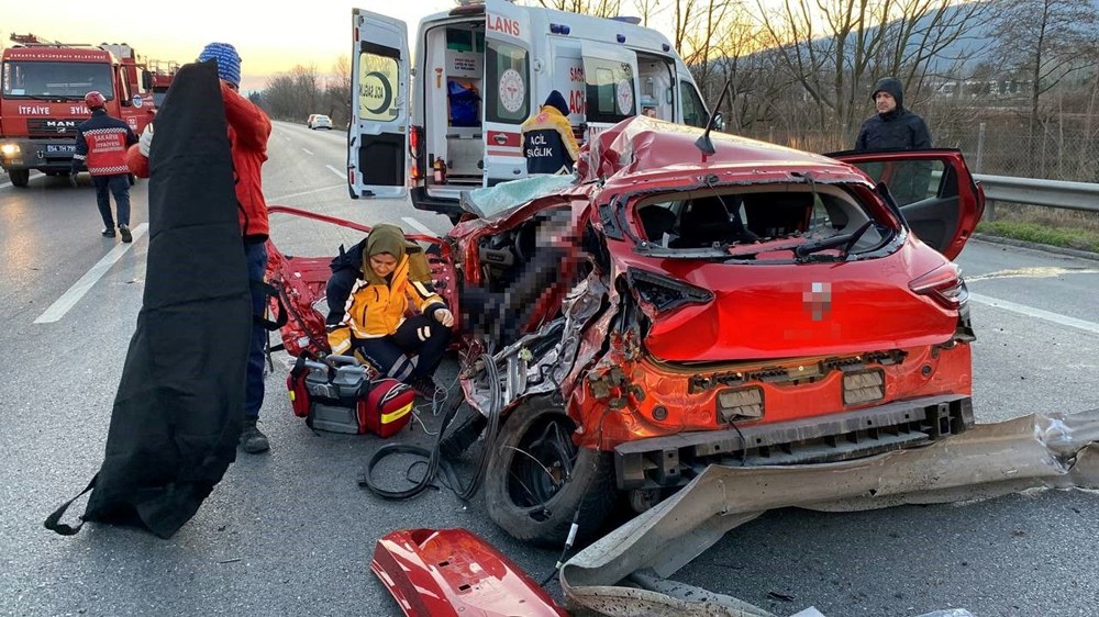 5 aracın karıştığı zincirleme kazada ortalık savaş alanına döndü - 3