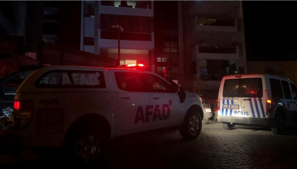 Kuşadası’nda civalı muska paniği: 3 kişi, özel kıyafetli ekipler tarafından hastaneye kaldırıldı Kuşadası’nda civalı muska paniği: 3 kişi, özel kıyafetli ekipler tarafından hastaneye kaldırıldı
