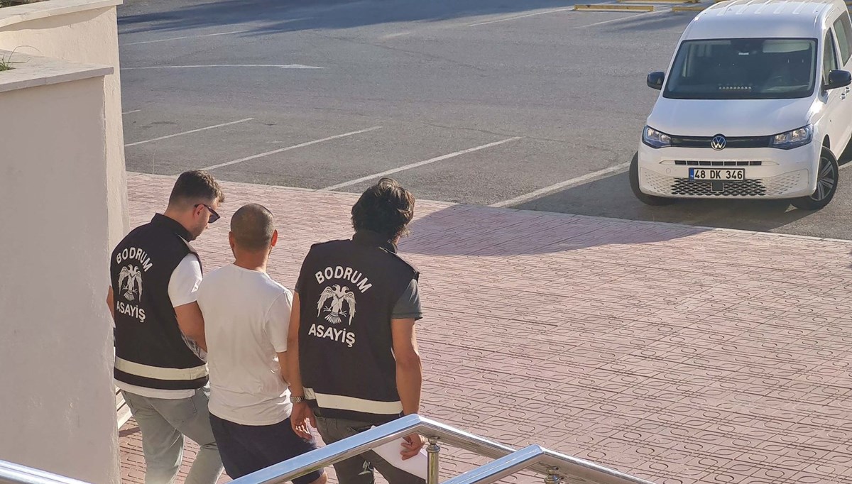 Bodrum'da iğrenç olay: Tekne kaptanı, kızının arkadaşına cinsel istismar iddiasıyla tutuklandı Bodrum'da iğrenç olay: Tekne kaptanı, kızının arkadaşına cinsel istismar iddiasıyla tutuklandı
