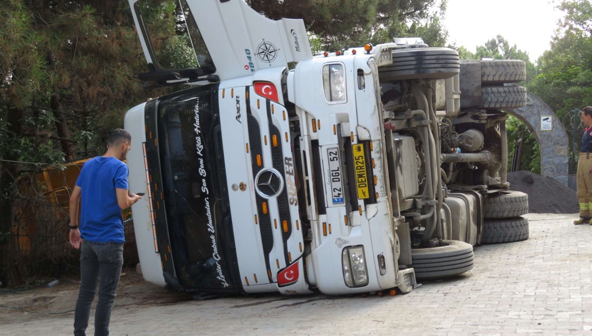 Maltepe'de hafriyat kamyonu devrildi: 2 işçi yaralandı