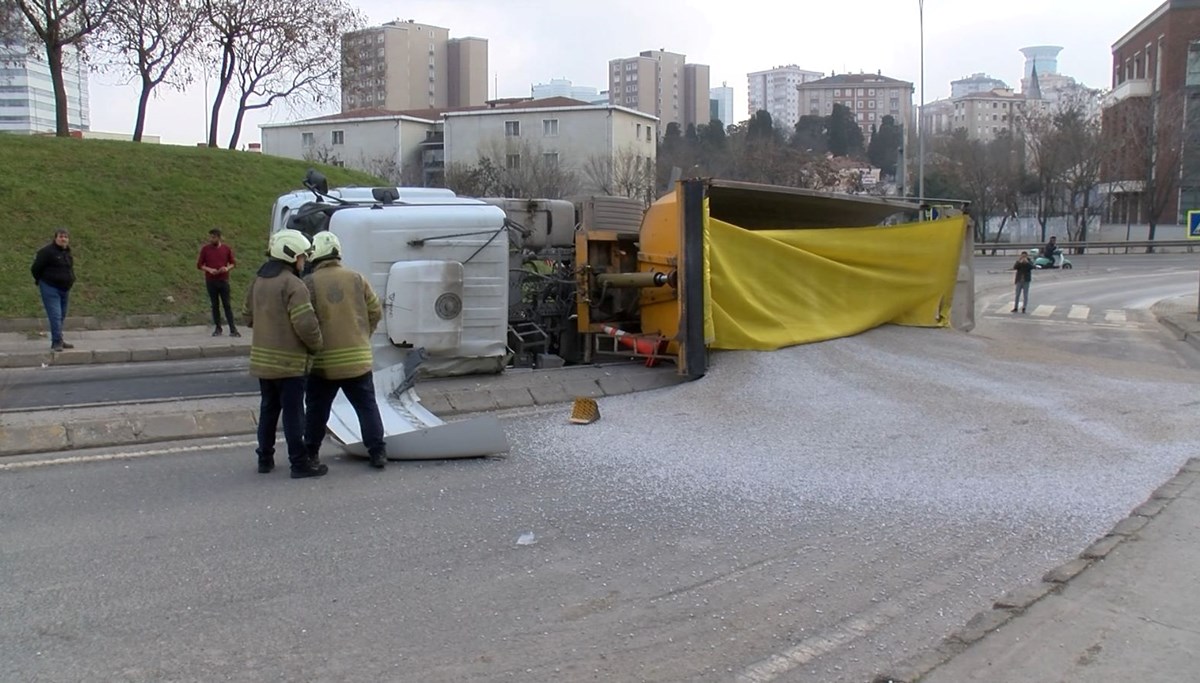 Kadıköy’de hafriyat kamyonu devrildi