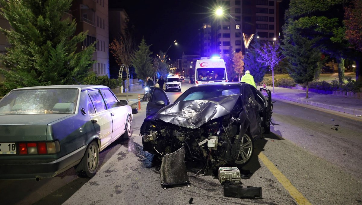 Alkollü sürücü 4 araca çarparak durabildi, ortalık savaş alanına döndü