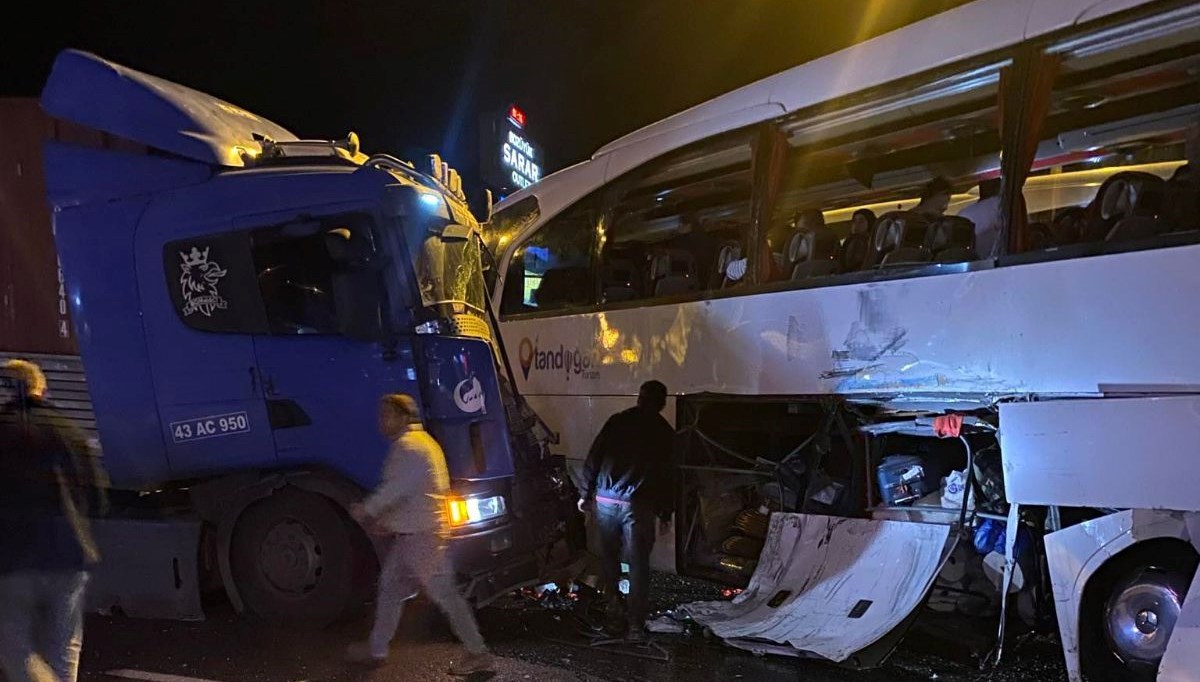Bilecik'te tur otobüsü ile TIR çarpıştı