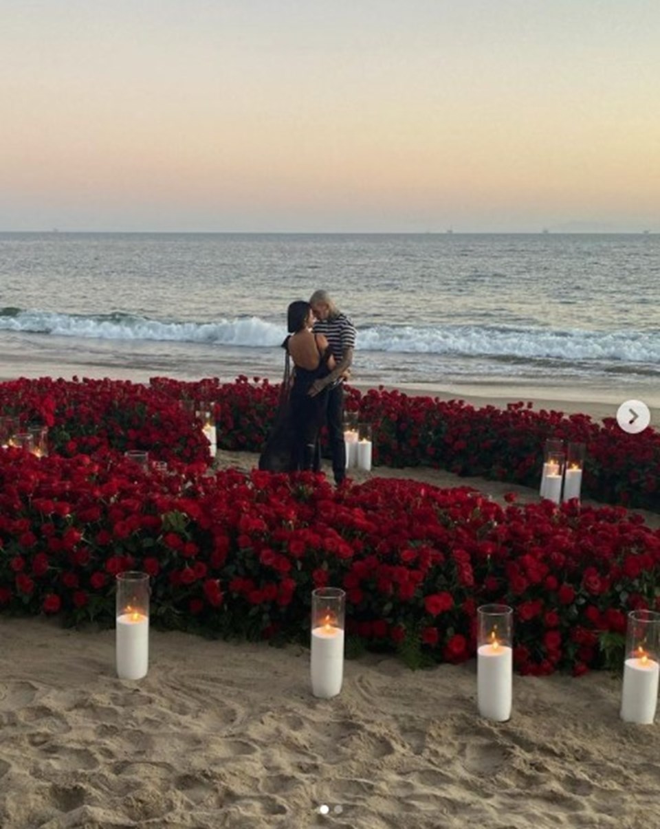Kourtney Kardashian ve Travis Barker nişanlandı - 1