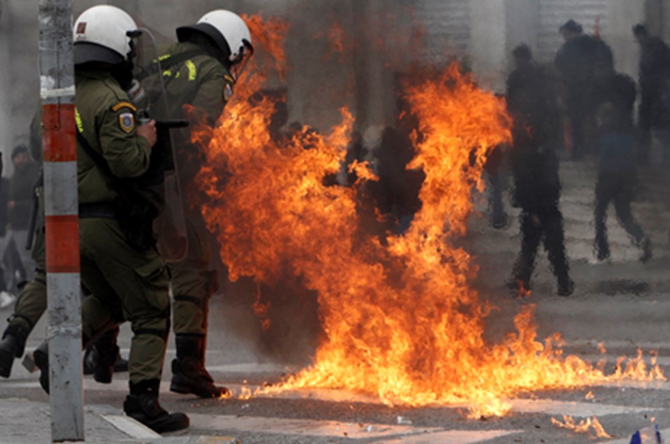 Yunan polisini ateşe verdiler - 1