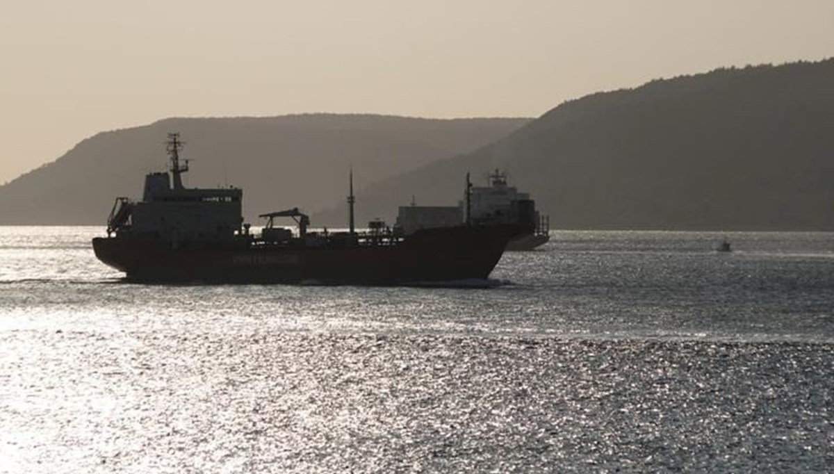 Çanakkale'de fırtına ve rüzgar: Boğaz transit gemi geçişine kapatıldı Çanakkale'de fırtına ve rüzgar: Boğaz transit gemi geçişine kapatıldı