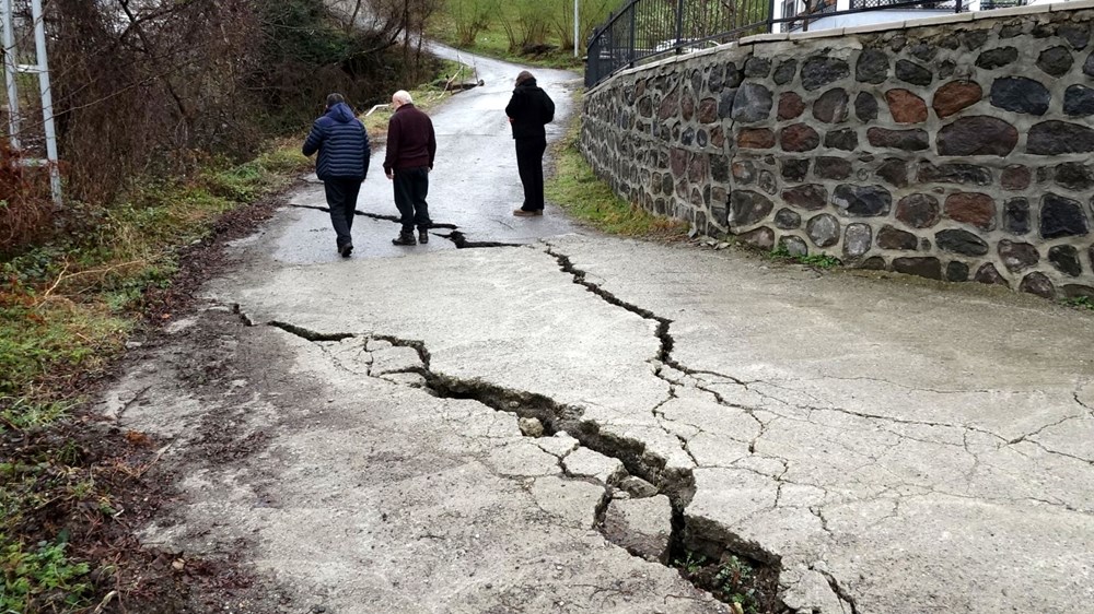 Yolların Gizli Tehlikesi: Derin Çatlakların Fısıltısı 74 unhfmR1J20iYi0 nfWm jQ