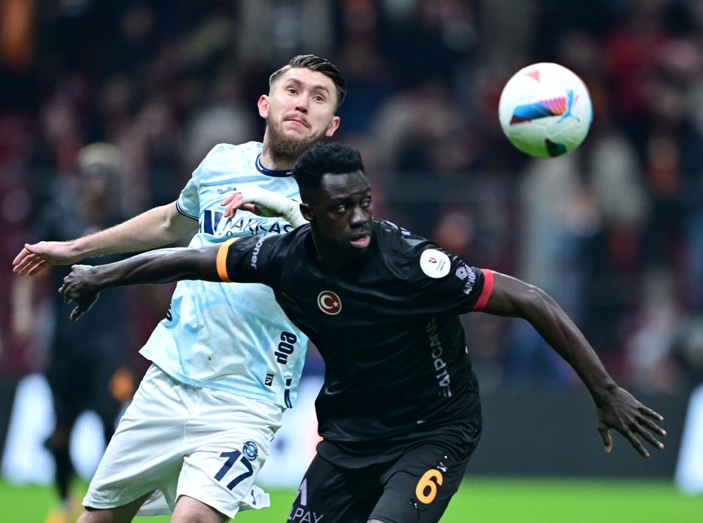 Adana Demirspor, Galatasaray maçında sahadan çekildi: Mücadele tatil edildi! - 18