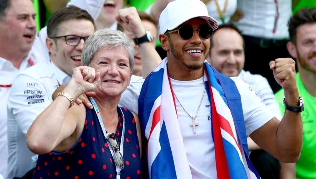 Lewis Hamilton annesi Carmen'in soyadını almak için ismini değiştiriyor