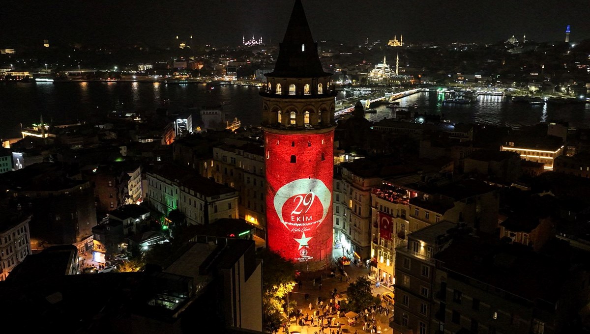 Cumhuriyet'in 101. yıl dönümünde Galata Kulesi'ne Türk Bayrağı yansıtıldı Cumhuriyet'in 101. yıl dönümünde Galata Kulesi'ne Türk Bayrağı yansıtıldı
