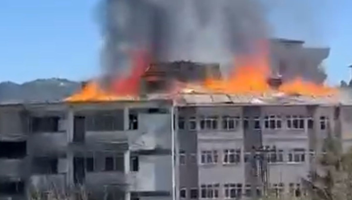 Rize'de boşaltılan rehabilitasyon merkezinin çatısı yandı Rize'de boşaltılan rehabilitasyon merkezinin çatısı yandı
