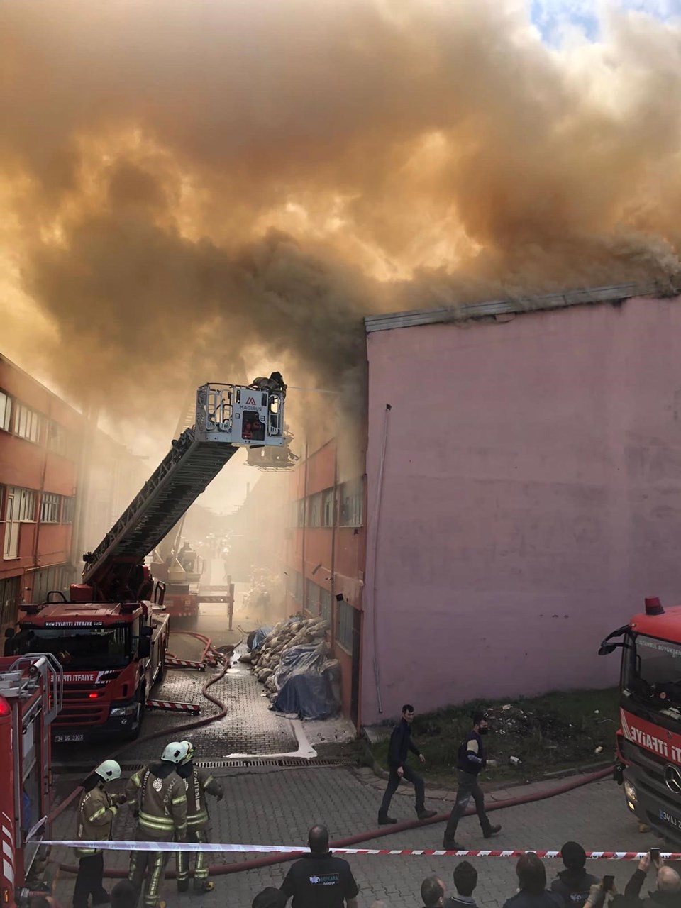 Başakşehir'de sanayi sitesinde yangın - 1