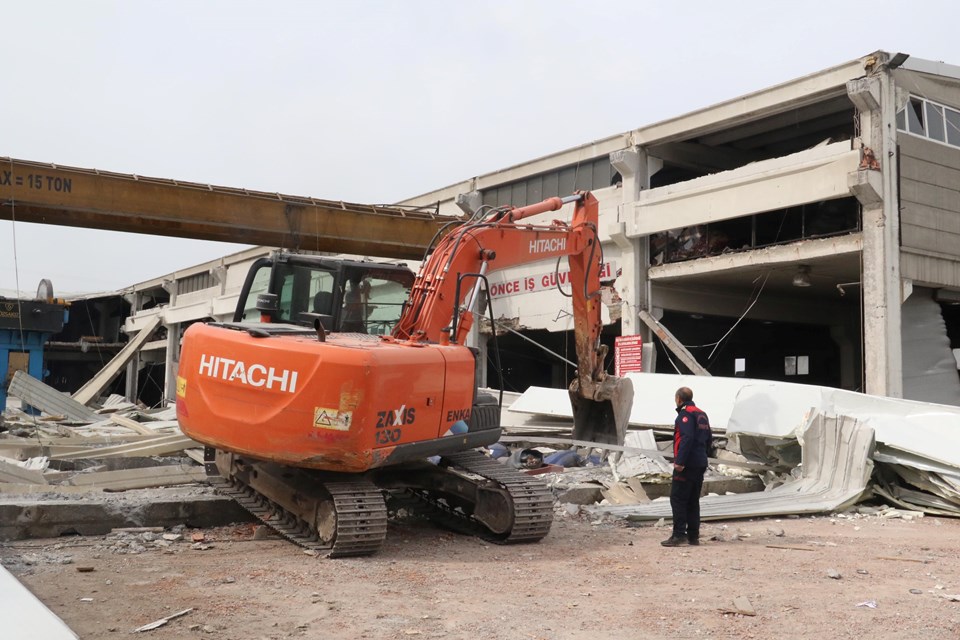 Kahramanmaraş'ta depremde hasar gören fabrika çöktü: 1 ölü - 2