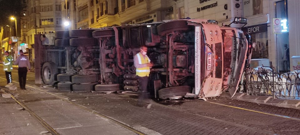 İstanbul'da virajı alamayan kamyon tramvay yoluna devrildi - 1