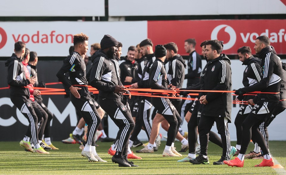 Beşiktaş'ta sözleşmesi feshedilen Wout Weghorst İngiltere'ye uçtu - 1