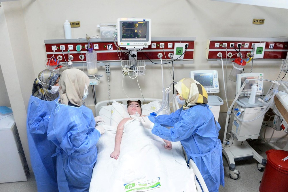 Yoğun bakım kapısında 10 yıldır çocuğunu bekliyor: Beni hissediyor, mutlu oluyor - 5