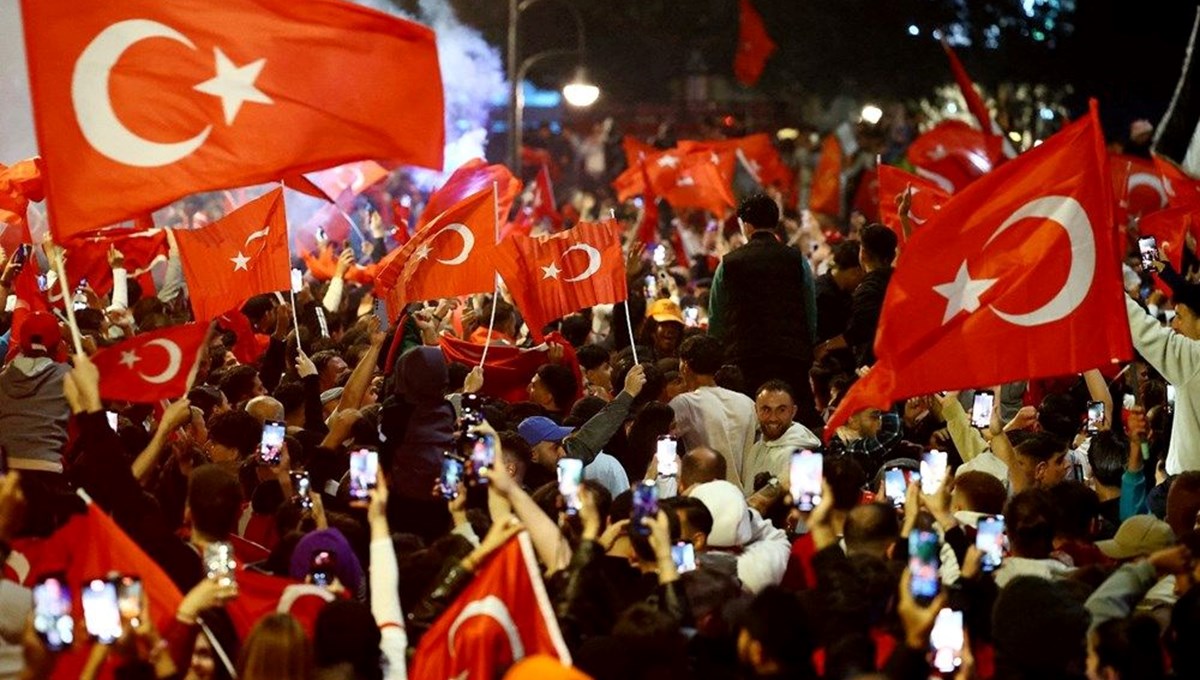 Meydanlarda çeyrek final coşkusu Meydanlarda çeyrek final coşkusu
