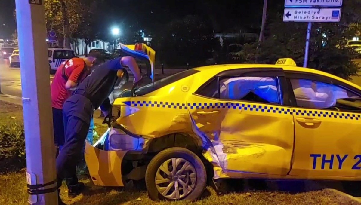 Üsküdar’da dolmuş ile taksi çarpıştı: 3 yaralı Üsküdar’da dolmuş ile taksi çarpıştı: 3 yaralı