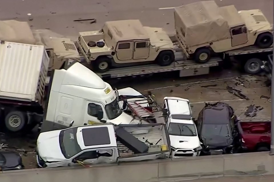 ABD'nin Teksas eyaletinde buzlanan yolda zincirleme trafik kazası: 5 ölü - 2