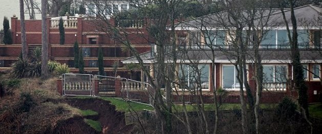 bataklığın kıyısındaki ev