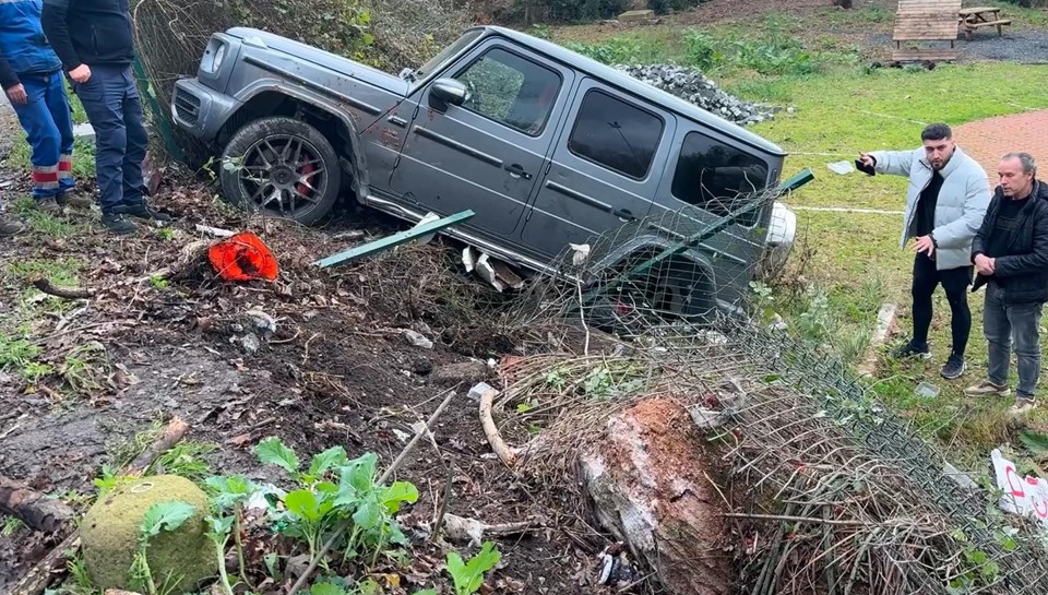 Direksiyon hakimiyetini kaybetti! Seyyar satıcıya çarpıp mesire alanına uçtu - 1